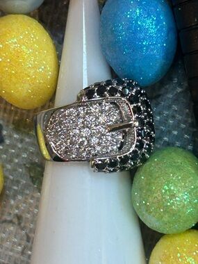 925 SS Pavé Buckle Ring in Crystals with Black Stones - Trendy Sz. 5